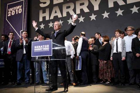 El líder demócrata del Senado, Harry Reid, salva su escaño por escaso margen