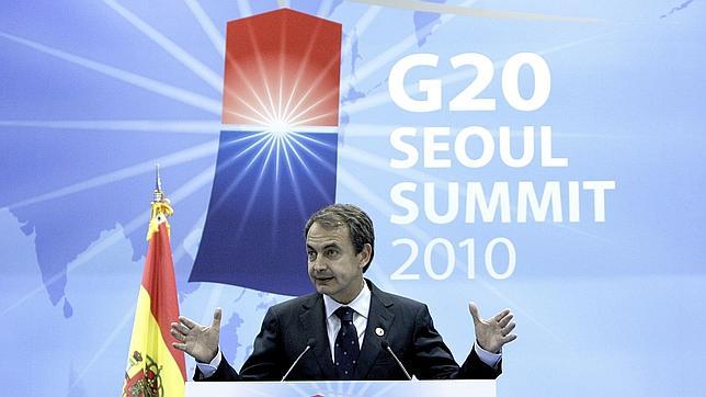 Zapatero se opone a que capital privado participe en los rescates, como pide Merkel