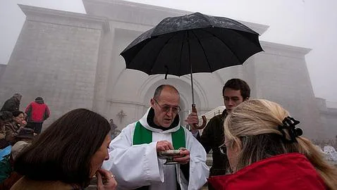 La presencia de miles de fieles obliga a Patrimonio a abrir el Valle de los Caídos