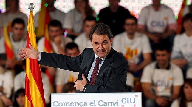 Mas denuncia el intervencionismo de un tripartito que «se mete en la cama de los catalanes»