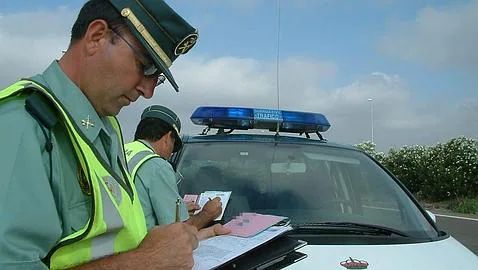 La Guardia Civil baja el sueldo a cuatro agentes en Galicia por poner pocas multas
