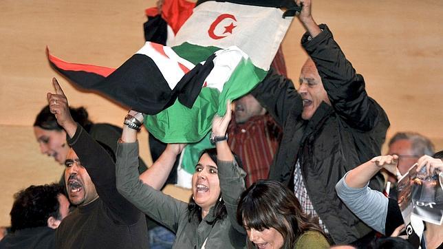 Una decena de activistas prosaharauis interrumpen un mitin del PSC en Girona