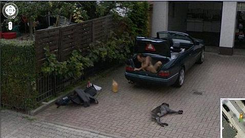 El hombre desnudo y la mujer de parto de Google Street View