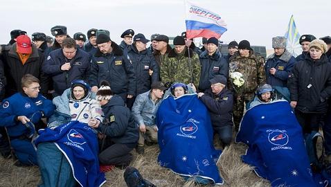 Aterriza sin contratiempos la nave Soyuz con tres tripulantes a bordo