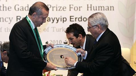 Gaddafi otorga un premio de derechos humanos a Erdogán