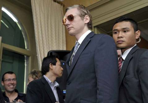 Interpol busca a Assange, Ecuador le ofrece asilo y él amenaza con filtraciones de Wall Street