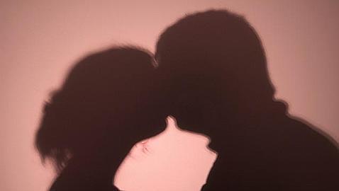 Besar a otro en la boca ¿es infidelidad?