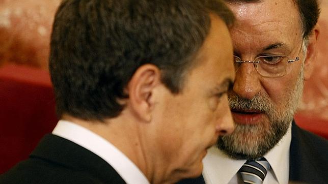 Zapatero, recibido con abucheos, presume de resolver el caos en 24 horas