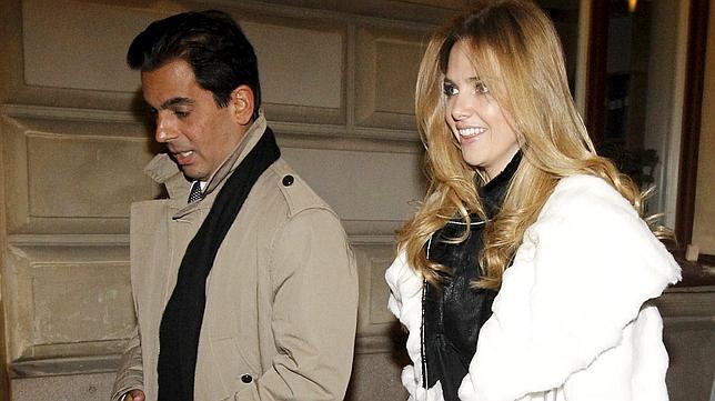 Genoveva Casanova acompaña a Gonzalo Vargas Llosa en su viaje a Estocolmo