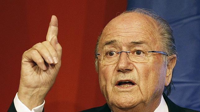 Blatter bromea sobre la discriminación sexual en Qatar