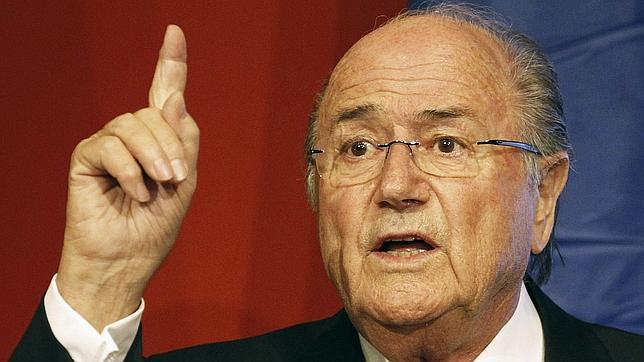 Blatter bromea sobre la discriminación sexual en Qatar