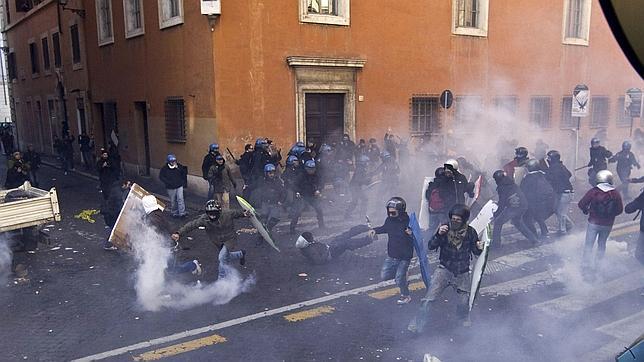 Duros enfrentamientos entre manifestantes y Policía en Italia