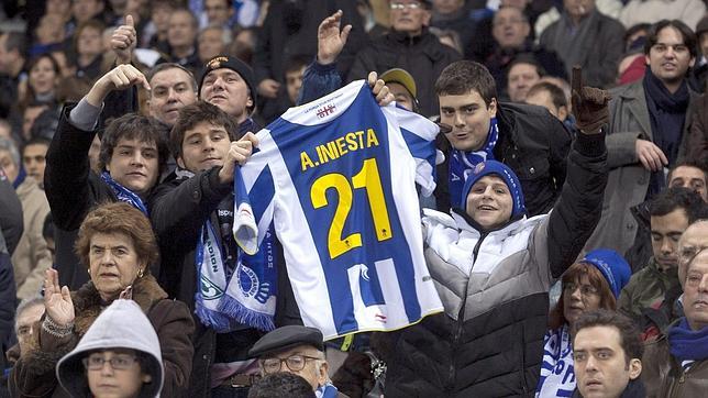 Todos en pie para recibir a Iniesta