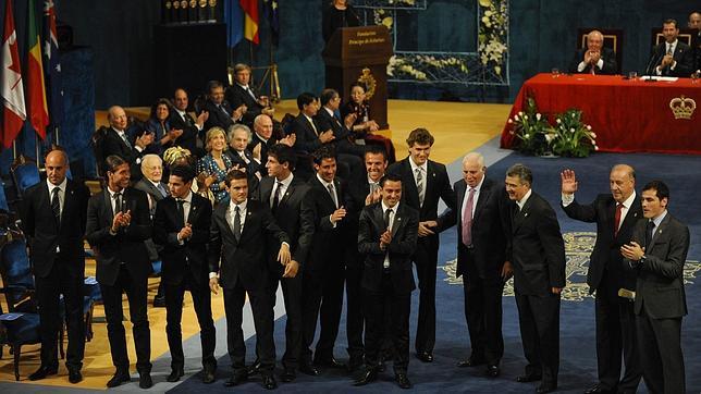 La selección dona los 50.000 euros del premio Príncipe de Asturias