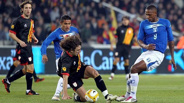 Cataluña golea ante la mitad de público