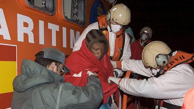 Rescatan a 57 inmigrantes de una patera cerca de Motril
