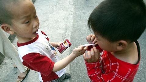 China incumple su promesa de prohibir fumar en lugares públicos