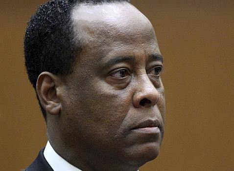 Acusan al médico de Michael Jackson de ocultar información tras la muerte del artista