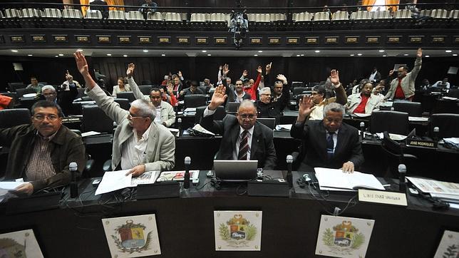 El nuevo Parlamento venezolano toma posesión con gran tensión política