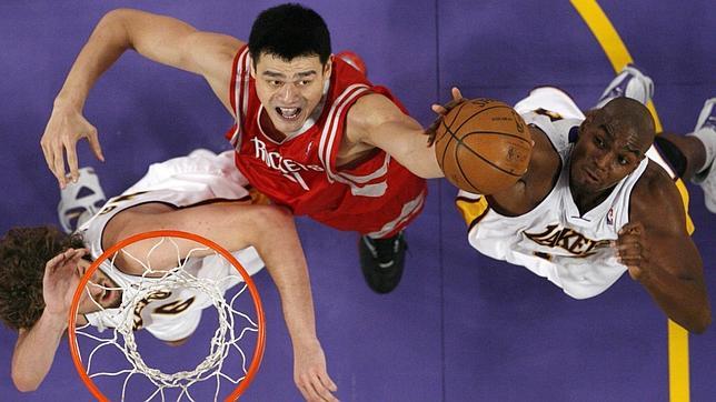 Yao Ming, operado con éxito