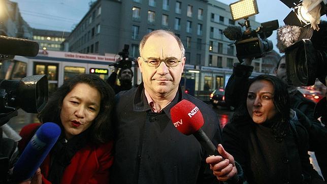 El ex banquero suizo que entregó datos de 2.000 clientes a Wikileaks comparece ante el juez