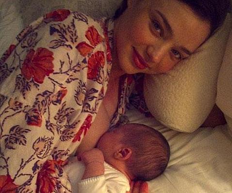 Miranda Kerr da a luz de forma «natural» y sin ninguna medicación contra el dolor