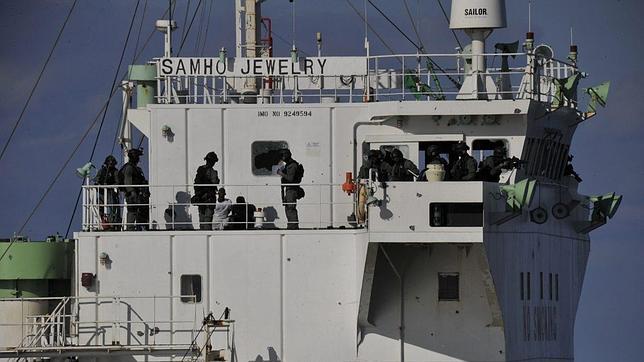La Armada surcoreana libera un carguero y mata a ocho piratas somalíes