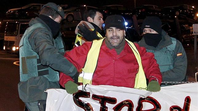Tres detenidos en una jornada de paro sin grandes incidentes