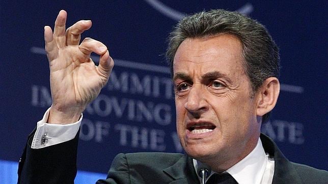 Sarkozy: «Merkel y yo no dejaremos caer jamás el euro»