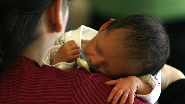 La tasa de natalidad cae a 1,38 hijos y la edad de las madres primerizas alcanza su máximo histórico con 31,12 años