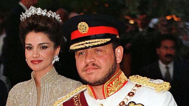 El rey de Jordania destituye a todo el Gobierno