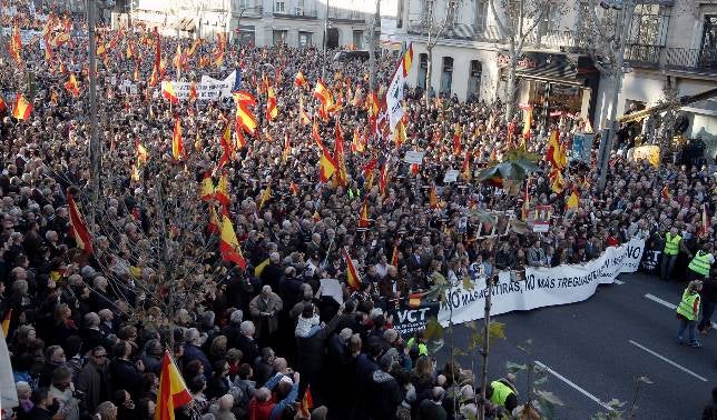 Una multitud proclama que a ETA «se le vence, no se le convence»