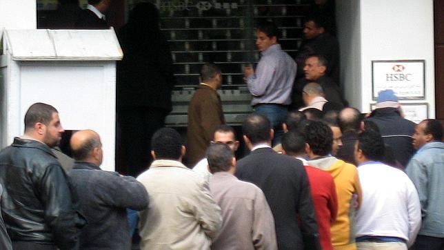 Largas colas al reabrir los bancos en Egipto