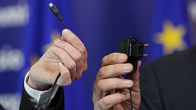 Los fabricantes presentan el primer cargador único para móviles