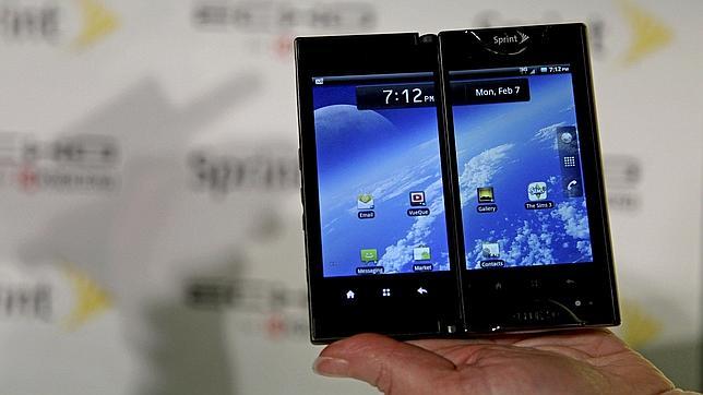 Llega el primer móvil con doble pantalla táctil