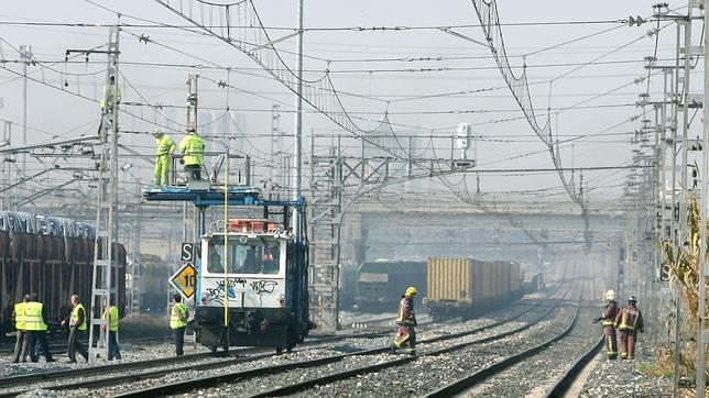 La caída de un cable de catenaria causa un incendio en la estación de mercancías de Tarragona