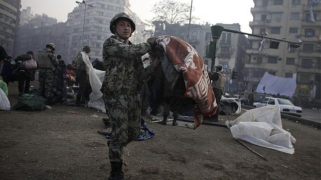La Policía y el Ejército echan a los últimos manifestantes de la plaza Tahrir