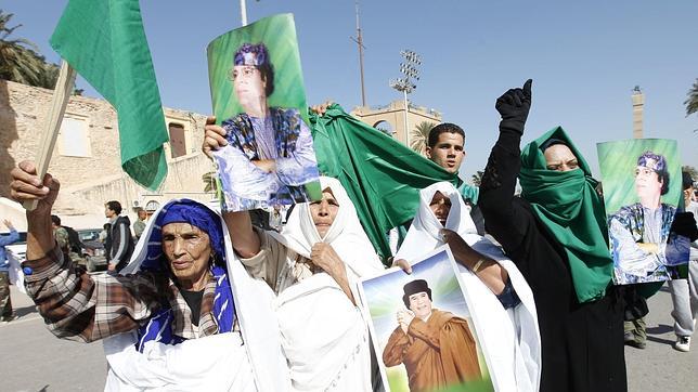 Miles de libios toman las calles de Benghazi en nuevas protestas contra Gadafi