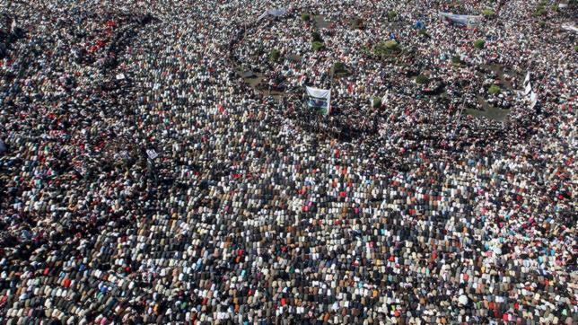 Los egipcios acatan la orden de los militares y vuelven a la rutina