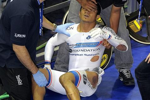 Gana el bronce tras clavarse una astilla de madera en la pierna