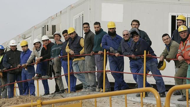 Miles de empleados de la construcción llevan hasta un año sin cobrar, según UGT