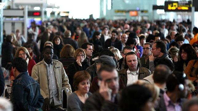 La Fiscalía de Barcelona denuncia a 44 controladores aéreos