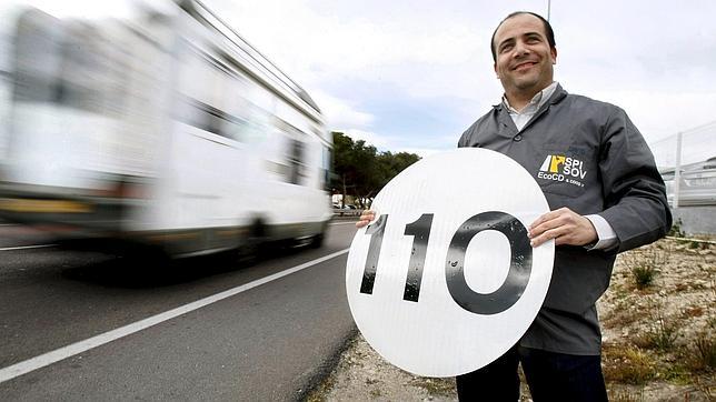 La empresa que fabrica las pegatinas de 110 km/h ya supera los 500 pedidos