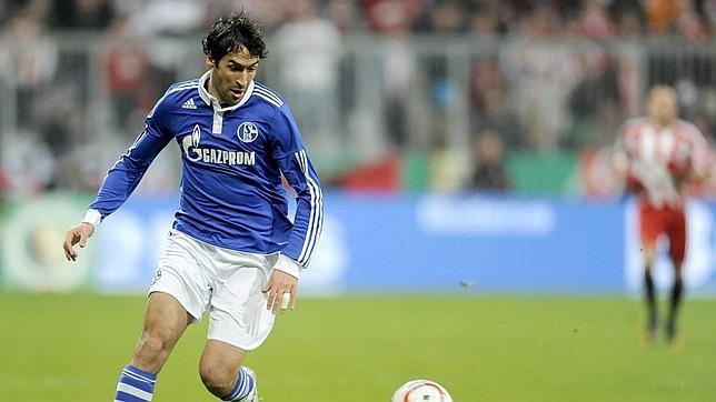Raúl mete al Schalke en la final de la Copa alemana