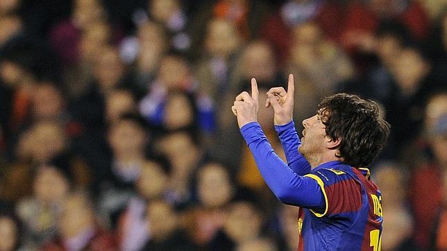 Messi mira de frente a Zarra y Hugo Sánchez