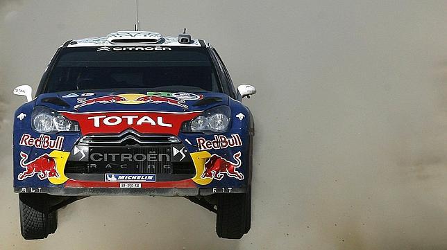 Loeb se hace con la victoria tras el abandono de Ogier