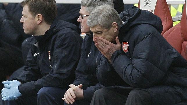 Robin van Persie entra en la convocatoria del Arsenal para el Camp Nou