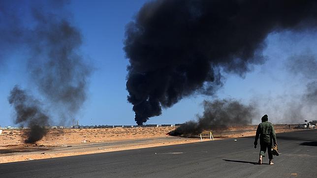 Las fuerzas de Gadafi expulsan a los rebeldes de Ras Lanuf