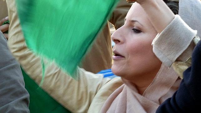 Miles de civiles protegen como escudos humanos el palacio de Gadafi