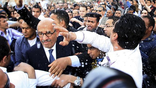 Una multitud ataca al político Mohamed El Baradei en El Cairo